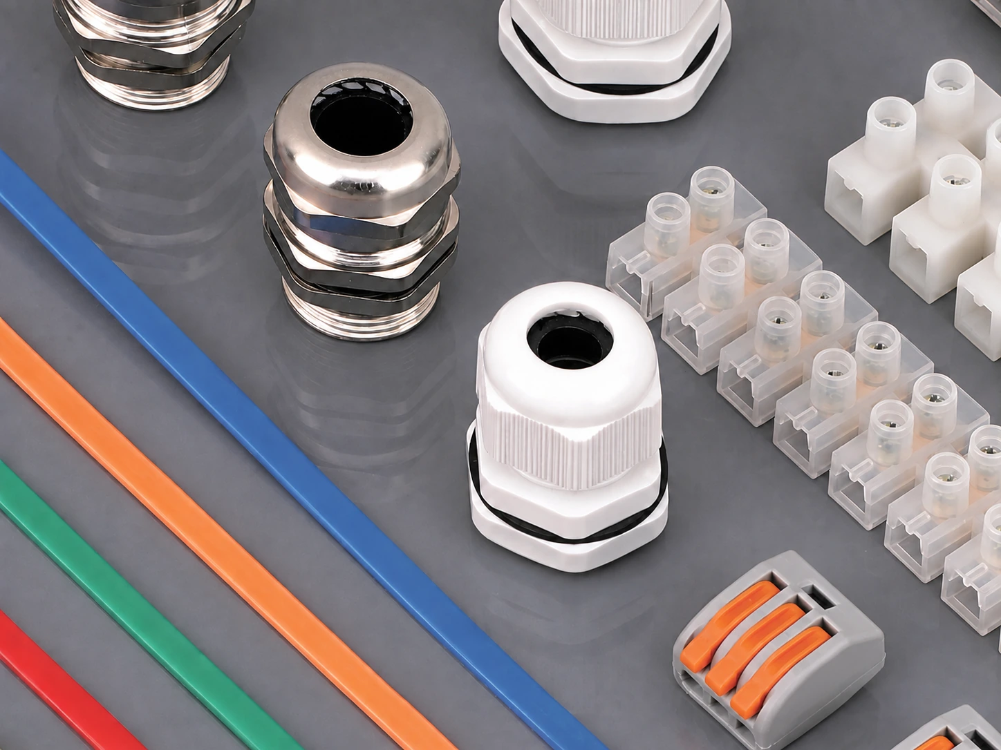 Composición ilustrativa de prensaestopas, borneras y accesorios de cableado